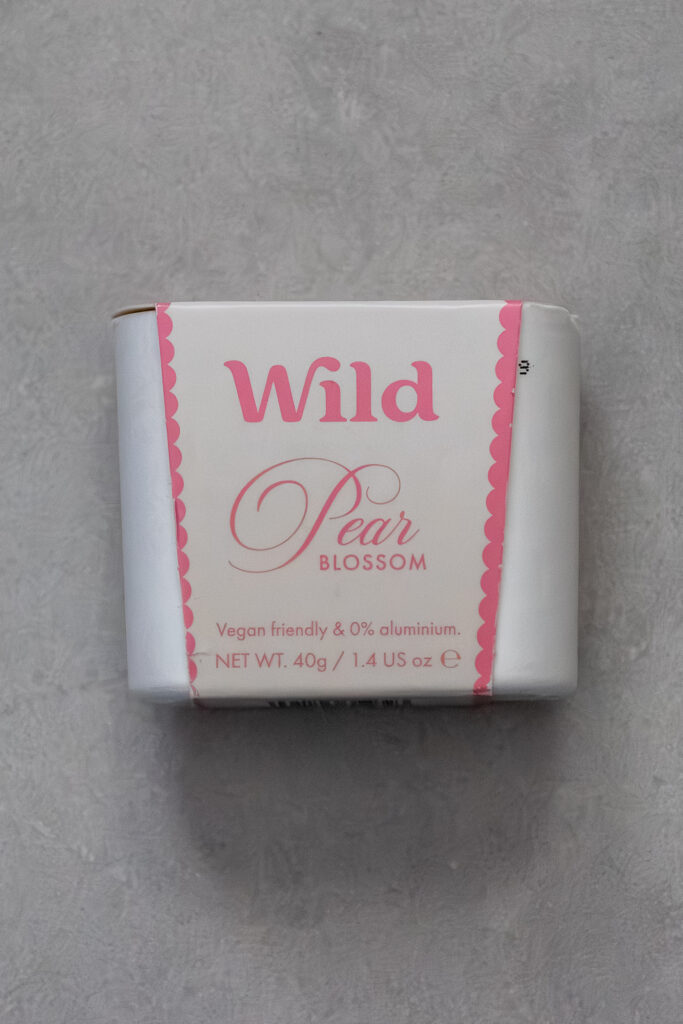 Wild Pear Blossom deodorant bar, vegan-friendly and aluminium-free, on grey background, 40g.